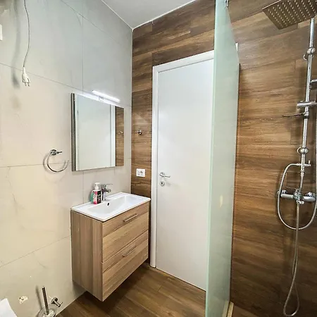 Pineta 572 * Durres